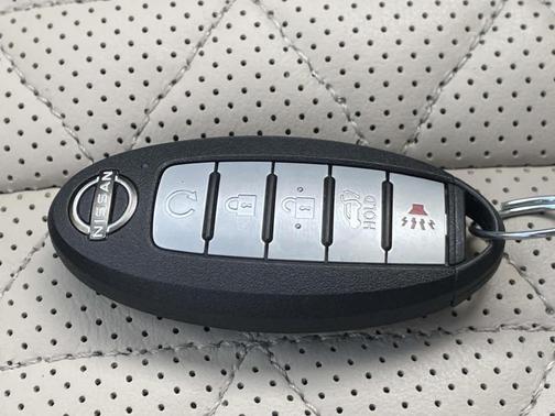 White 2023 Nissan Murano Platinum