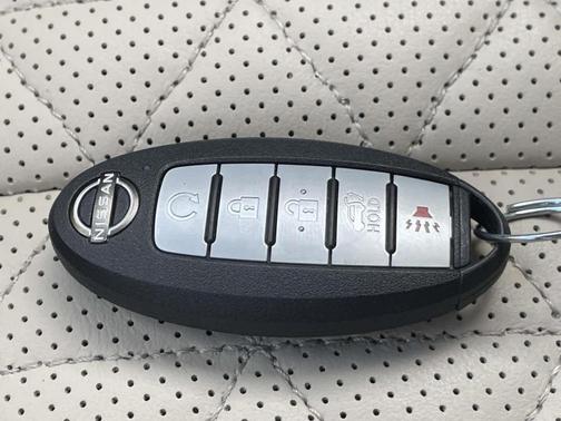 White 2023 Nissan Murano Platinum