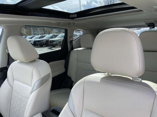 White 2023 Nissan Murano Platinum