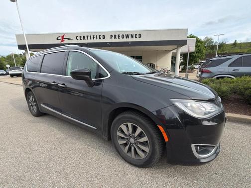 Brilliant Black Crystal Pearlcoat 2020 Chrysler Pacifica Touring-L Plus