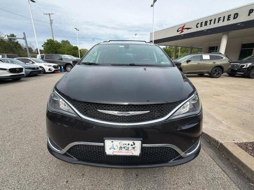 Brilliant Black Crystal Pearlcoat 2020 Chrysler Pacifica Touring-L Plus
