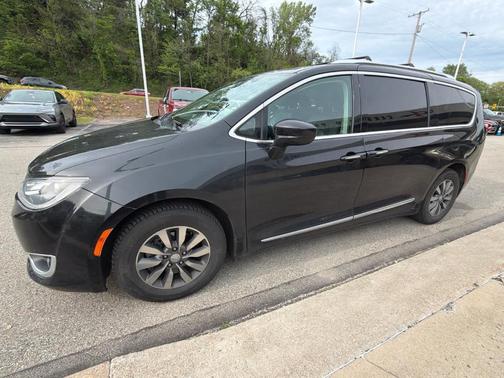 Brilliant Black Crystal Pearlcoat 2020 Chrysler Pacifica Touring-L Plus