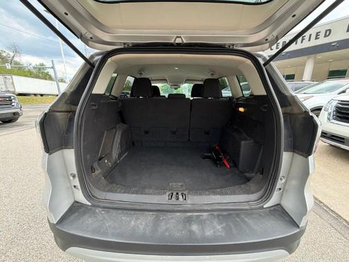 Ingot Silver Metallic 2017 Ford Escape SE