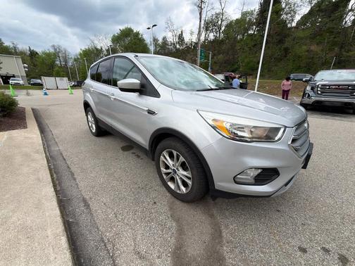 Ingot Silver Metallic 2017 Ford Escape SE