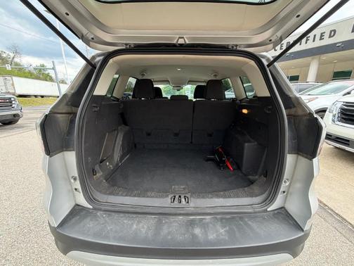 Ingot Silver Metallic 2017 Ford Escape SE