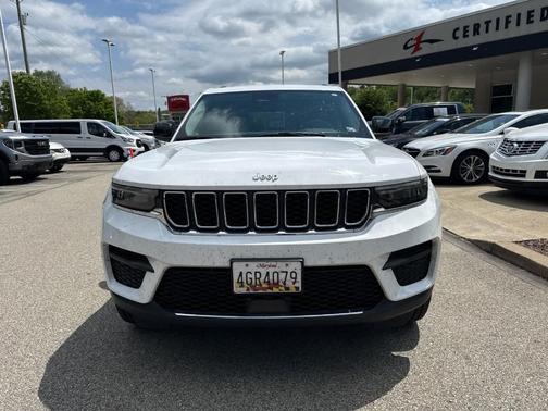 Bright White Clearcoat 2023 Jeep Grand Cherokee Laredo