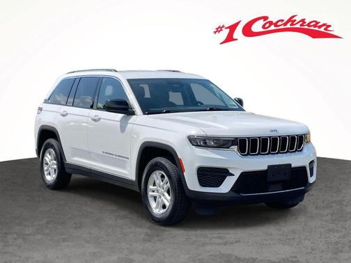 Bright White Clearcoat 2023 Jeep Grand Cherokee Laredo