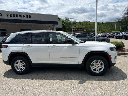 Bright White Clearcoat 2023 Jeep Grand Cherokee Laredo