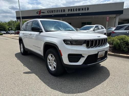 Bright White Clearcoat 2023 Jeep Grand Cherokee Laredo