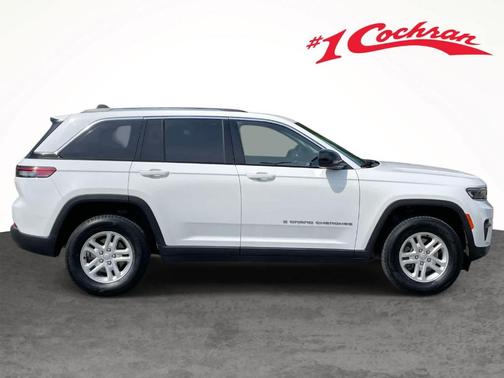 Bright White Clearcoat 2023 Jeep Grand Cherokee Laredo