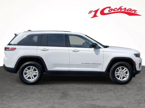 Bright White Clearcoat 2023 Jeep Grand Cherokee Laredo