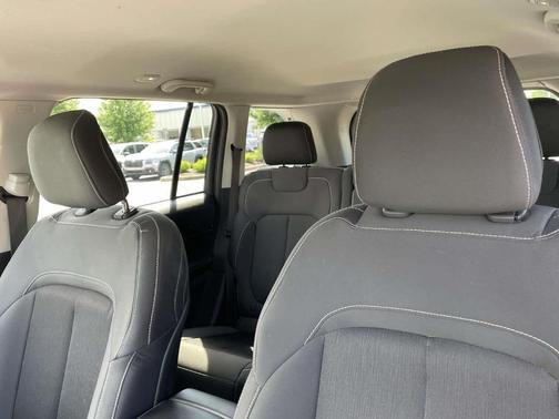 Bright White Clearcoat 2023 Jeep Grand Cherokee Laredo