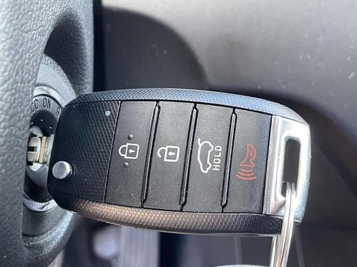 Sparkling Silver 2020 Kia Sportage LX