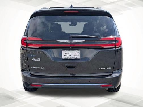 Brilliant Black Crystal Pearlcoat 2023 Chrysler Pacifica Limited