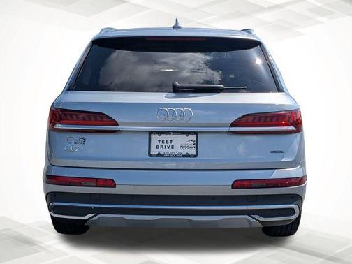 Satellite Silver Metallic 2024 Audi Q7 45 Premium Plus