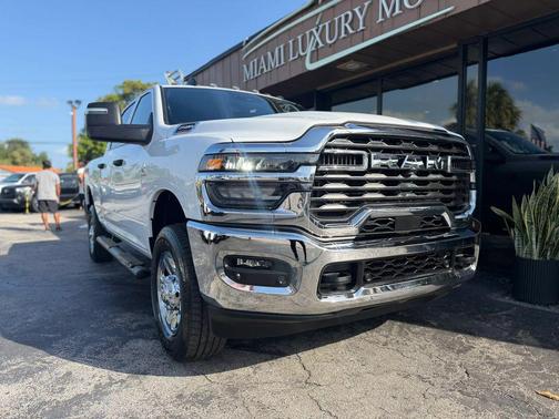 Bright White Clearcoat 2025 RAM 2500 Tradesman Crew Cab 4x4 6'4' Box