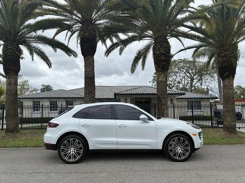 Carrara White Metallic 2016 Porsche Macan Macan Sport Edition