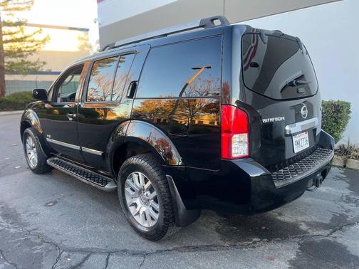 2008 Nissan Pathfinder LE