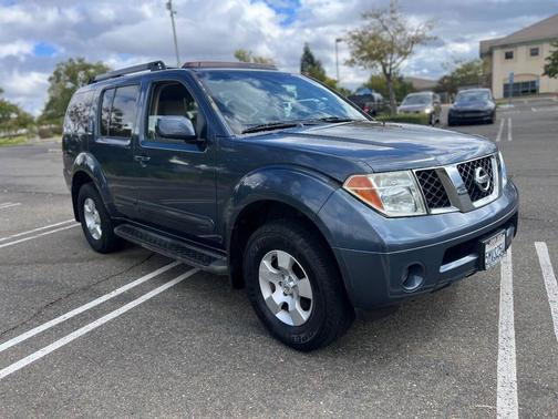 2005 Nissan Pathfinder SE