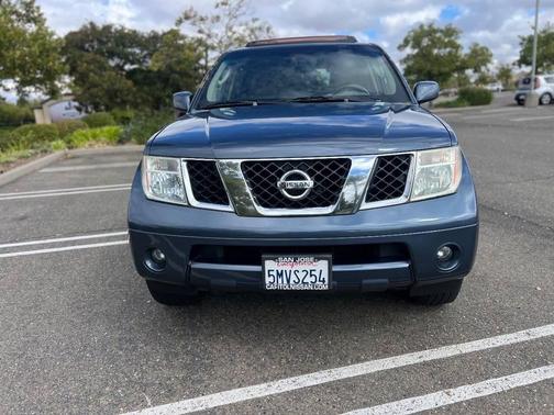 2005 Nissan Pathfinder SE