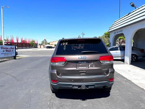 Photo 4 of 39 of 2017 Jeep Grand Cherokee Laredo