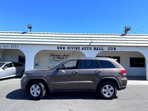 Photo 2 of 39 of 2017 Jeep Grand Cherokee Laredo
