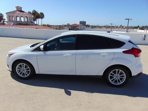 Photo 4 of 29 of 2017 Ford Focus SE