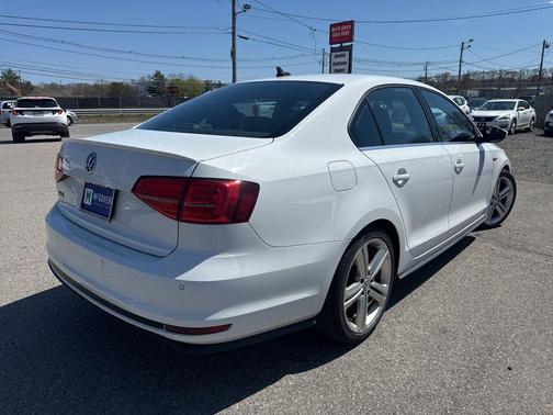 Pure White 2017 Volkswagen Jetta GLI
