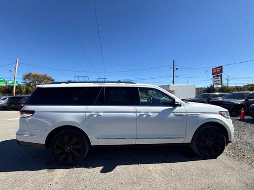 White Metallic 2024 Lincoln Navigator Reserve
