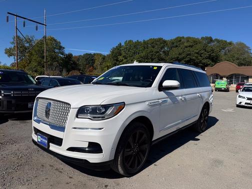 White Metallic 2024 Lincoln Navigator Reserve