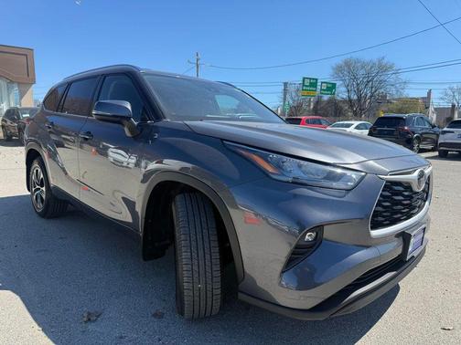 Magnetic Gray Metallic 2020 Toyota Highlander XLE