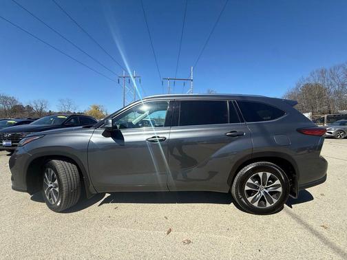 Magnetic Gray Metallic 2020 Toyota Highlander XLE