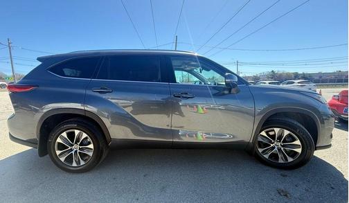 Magnetic Gray Metallic 2020 Toyota Highlander XLE