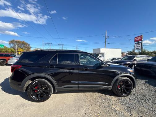 Black Metallic 2023 Ford Explorer Base