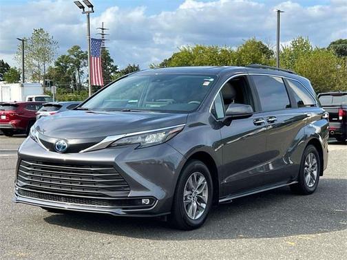 2025 Toyota Sienna XLE 8 Passenger