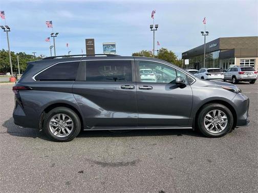 2025 Toyota Sienna XLE 8 Passenger