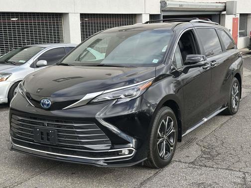 2025 Toyota Sienna Platinum