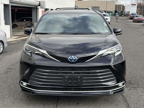 2025 Toyota Sienna Platinum