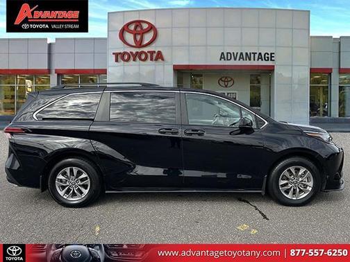 2022 Toyota Sienna LE