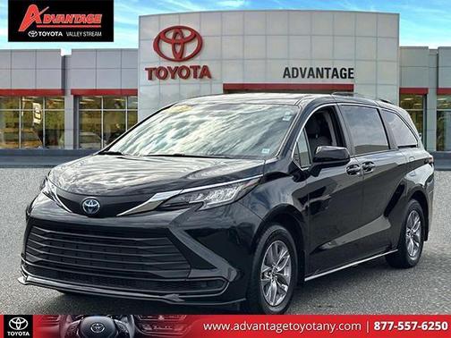 2022 Toyota Sienna LE