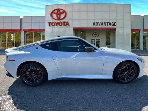 2t Wht Blk Roof 2024 Nissan Z Performance