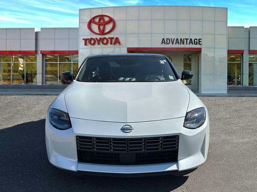 2t Wht Blk Roof 2024 Nissan Z Performance