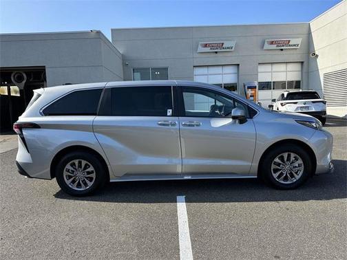 2025 Toyota Sienna XLE 7 Passenger