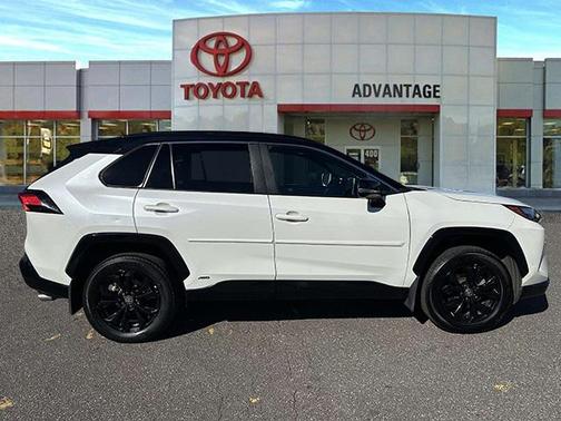 2022 Toyota RAV4 Hybrid SE