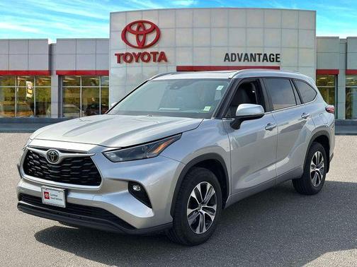 Celestial Silver Metallic 2023 Toyota Highlander XLE