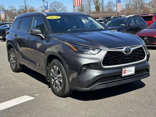 Magnetic Gray Metallic 2024 Toyota Highlander XLE