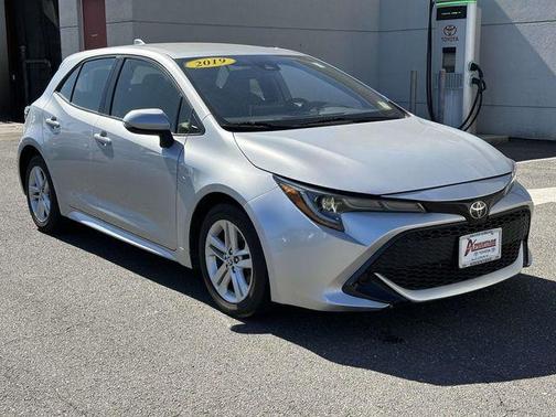 Classic Silver Metallic 2019 Toyota Corolla Hatchback SE