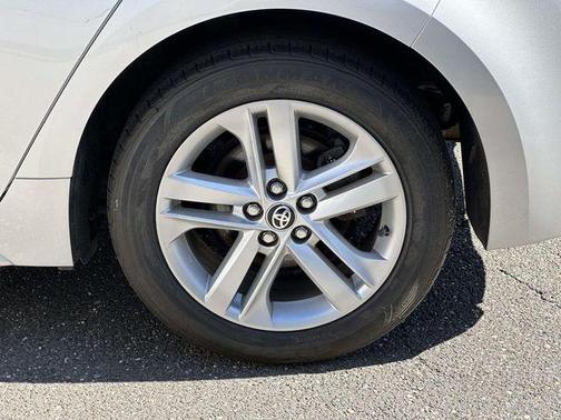 Classic Silver Metallic 2019 Toyota Corolla Hatchback SE