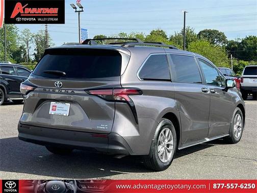 2022 Toyota Sienna XLE 8 Passenger