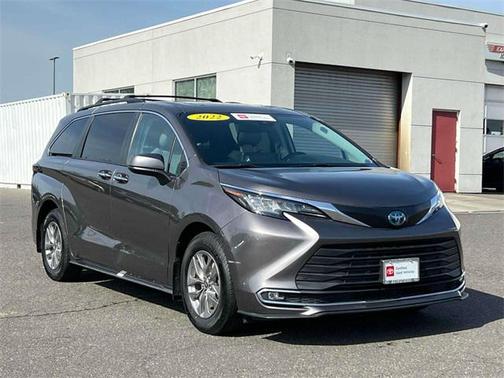 2022 Toyota Sienna XLE 8 Passenger